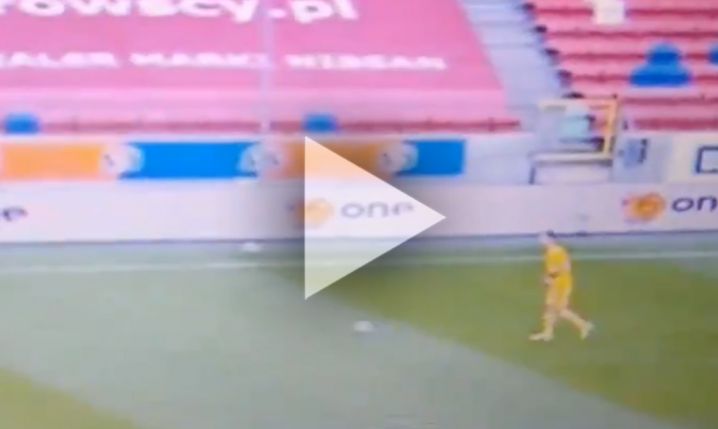 Bramkarz Wisły Płock poprawia sobie piłkę przez 20 sekund, a później... xD [VIDEO]